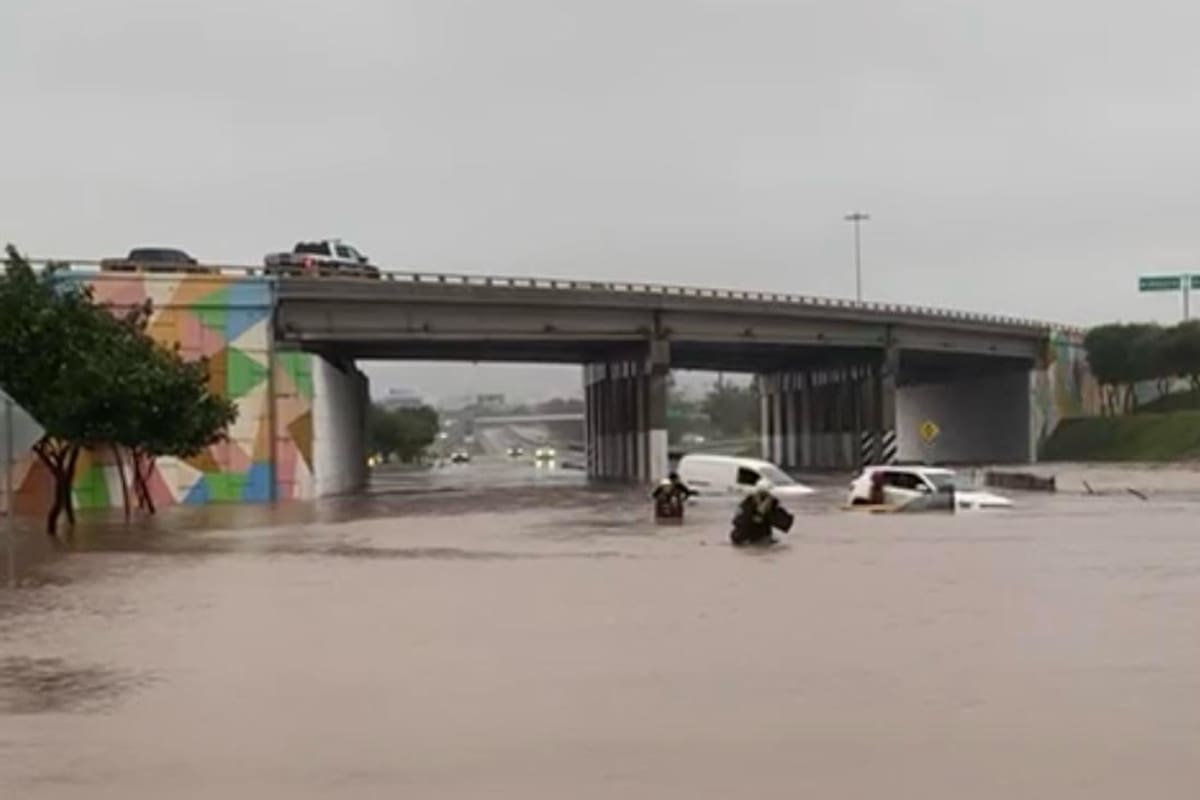 Cada lluvia, la misma historia: el Puente Nodo Pemex se convierte en una trampa para automovilistas
