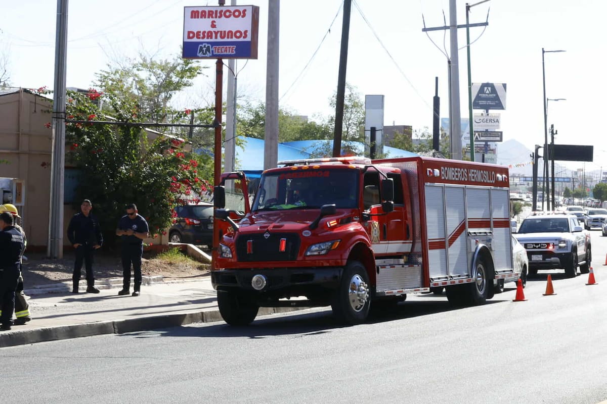 Incendio en subestación eléctrica moviliza a bomberos y afecta suministro de energía en comercios de Hermosillo