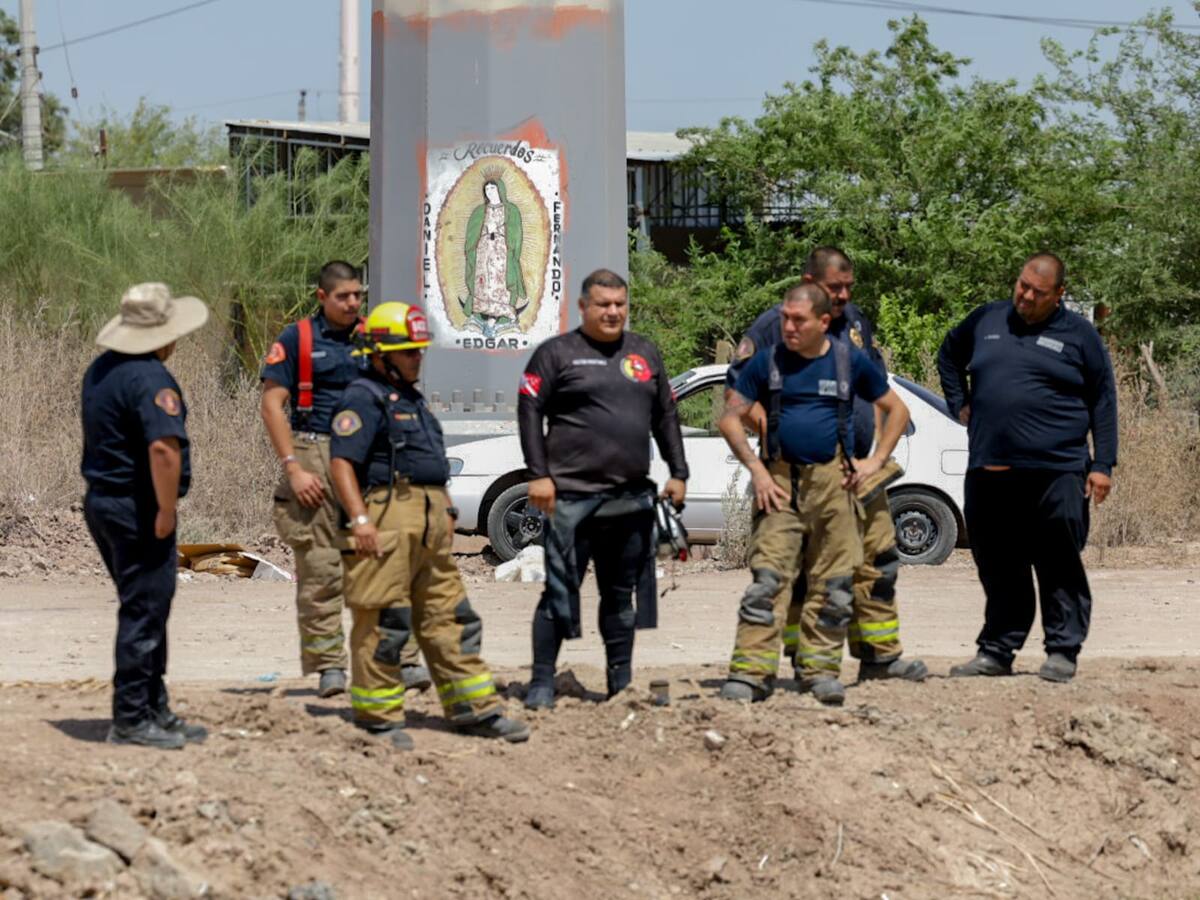 Los paramédicos intentaron reanimar al hombre que al parecer conducía el vehículo pero fue declarado muerto en el lugar. Foto: Javier Gallegos