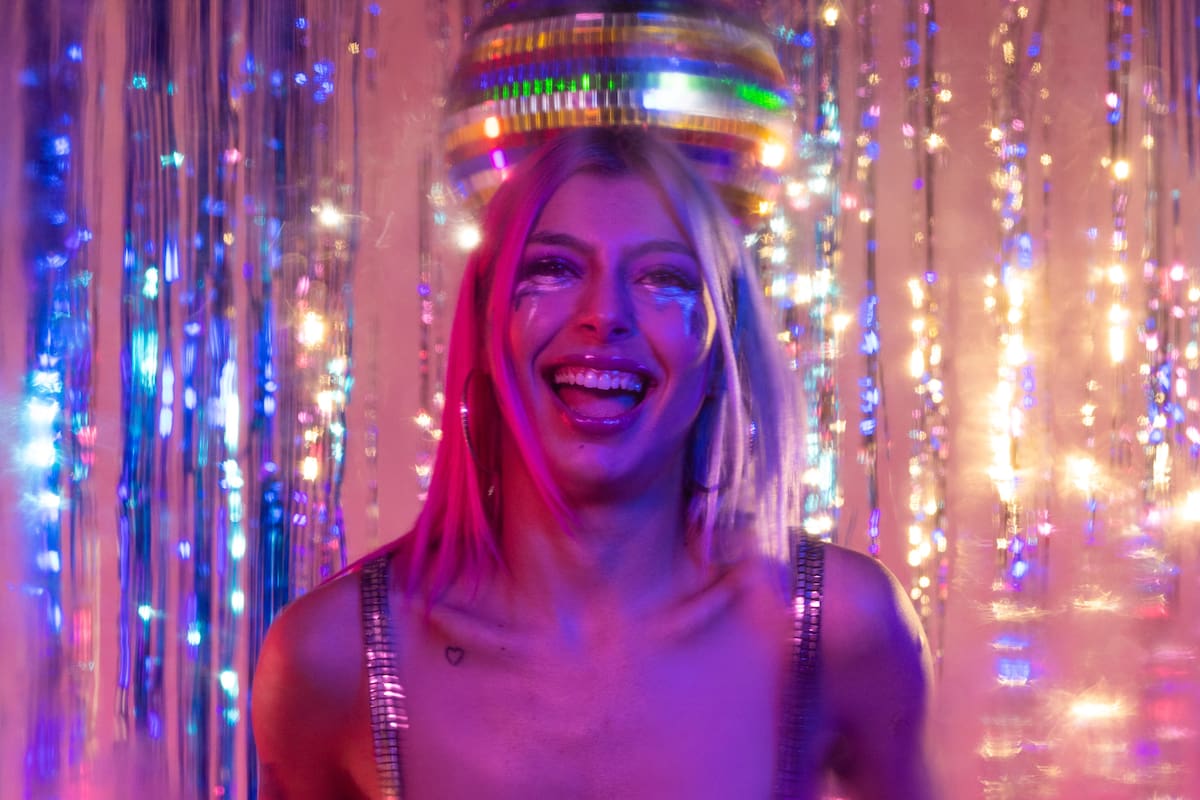 Mujeres de la Gen Z abusan más de estimulantes y alcohol que otros grupos