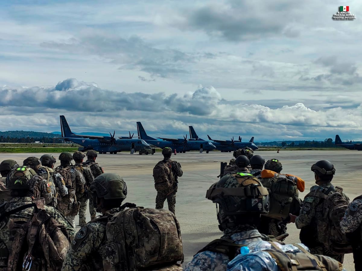 La Secretaría de la Defensa Nacional envió 90 integrantes de Fuerzas Especiales a Sinaloa en un avión C-130 Hércules, despegando desde Santa Lucía hacia Culiacán.