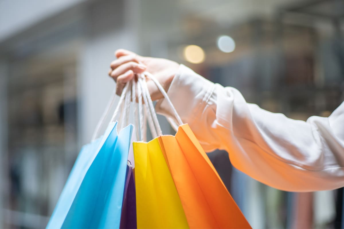De la terapia de compras a la deuda: cómo la oniomanía atrapa a más personas en la era digital