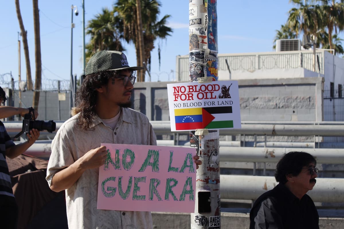 Mexicalenses se manifestaron en la explanada de la Garita Centro de Calexico, tras la detención de Nicolás Maduro por parte del gobierno de Estados Unidos. (Foto: Said Morones)