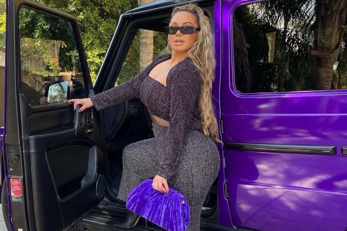 ¡Chiquis Rivera enseñando pierna!