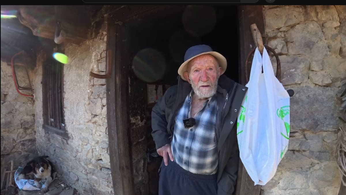 Federico, de 93 años, transporta agua en lecheras desde la fuente hacia su cabaña en Asturias. (Captura de pantalla)