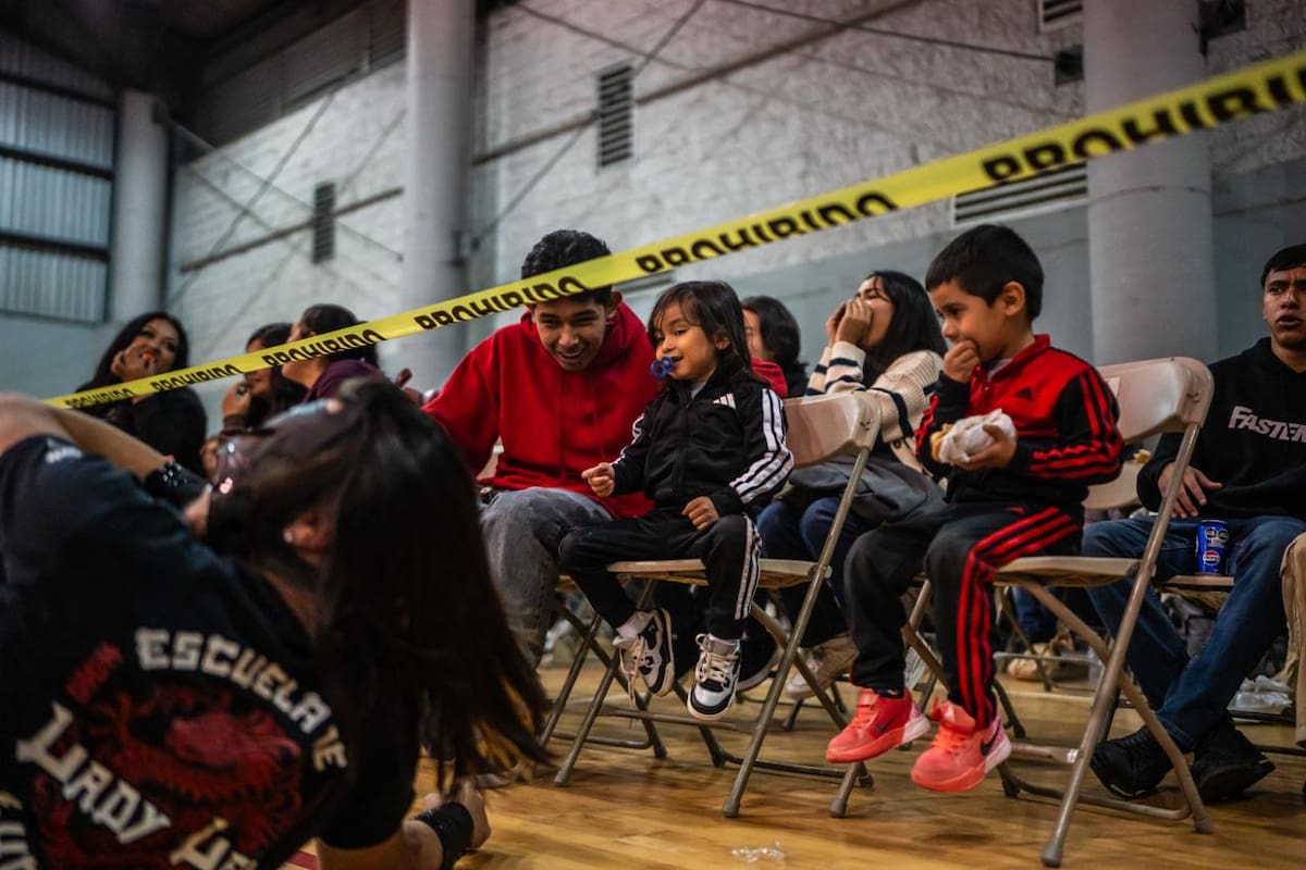 Vecinos y comerciantes de la Zona Norte realizaron una posada navideña en la Unidad Deportiva Benito Juárez, dedicada a niñas y niños de la comunidad, con actividades recreativas y entrega de regalos. Foto: Border Zoom