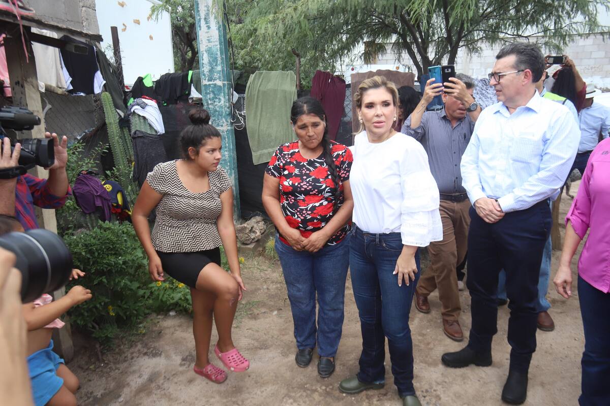 Atiende Claudia Pavlovich a familias afectadas por lluvias en ejido el Buey