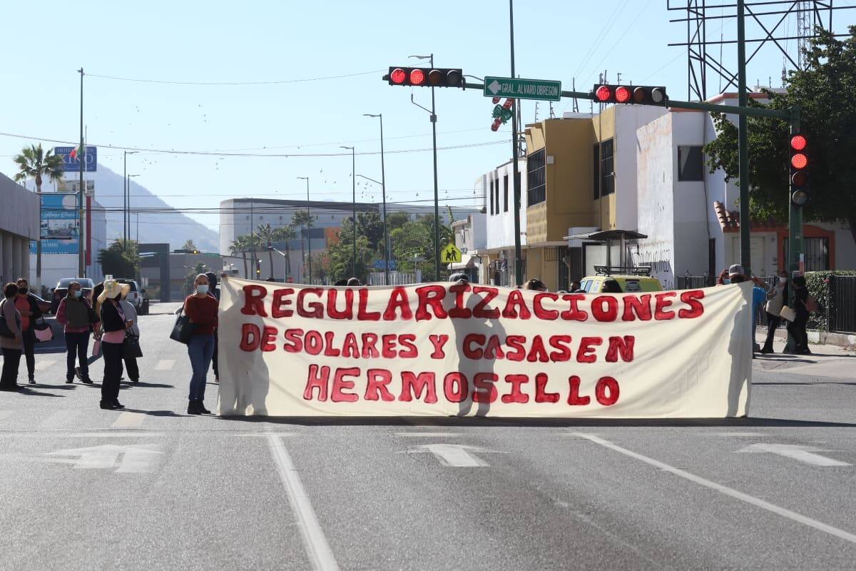 Caos vial tras bloqueo ciudadano; exigen regularización de predios baldíos y casas abandonadas
