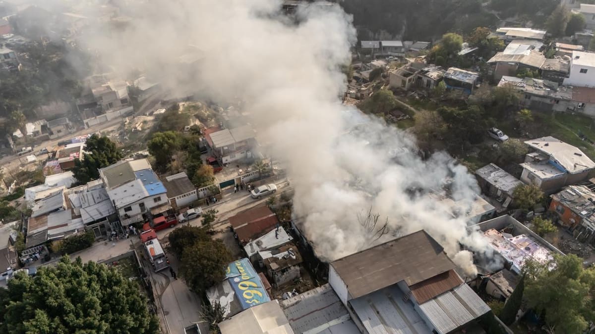 Un incendio de gran magnitud consumió cuatro viviendas y causó afectaciones en otras tres entre las calles El Mexicano y Río Éufrates, sin que se reportaran personas lesionadas. Foto: Border Zoom
