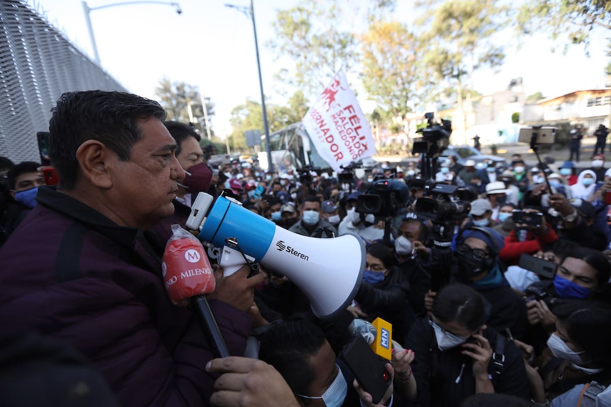 El candidato del Movimiento de Regeneración Nacional (Morena), por el estado de Guerrero, Félix Salgado Macedonio (i), participa en una protesta hoy en el Tribunal Electoral del Poder Judicial de la Federación (Tepjf) en la Ciudad de México (México). EFE/Sáshenka Gutiérrez