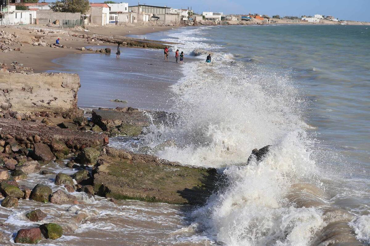 Autoridades se mantienen en vigilancia en las playas. Foto: Julián Ortega. >
