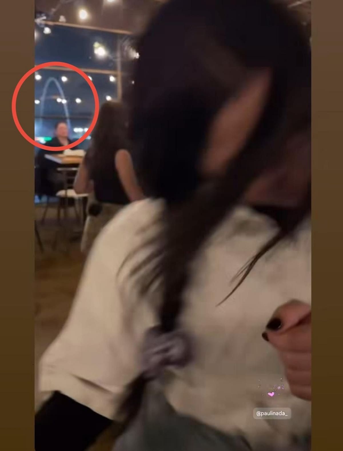 La actriz Paulina Dávila compartió en sus historias de Instagram una de las escenas donde al fondo puede apreciarse el reloj monumental de la avenida Revolución.