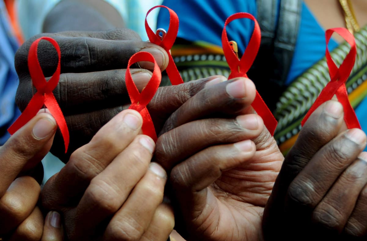 BAN01 BANGALORE (INDIA) 01/12/2009.- Activistas indios muestran lazos rojos durante el Día Mundial de la Lucha contra el Sida, en Bangalore (India), hoy, 1 de diciembre de 2009. La Organización Mundial de la Salud y Naciones Unidas celebran cada primero de diciembre este día para concienciar a la sociedad de la necesidad de actuar con responsabilidad frente al virus de inmunodeficiencia humana (VIH). EFE/Jagadeesh Nv
TELETIPOS_CORREO:HTH,HUMAN RIGHTS,%%%,%%%