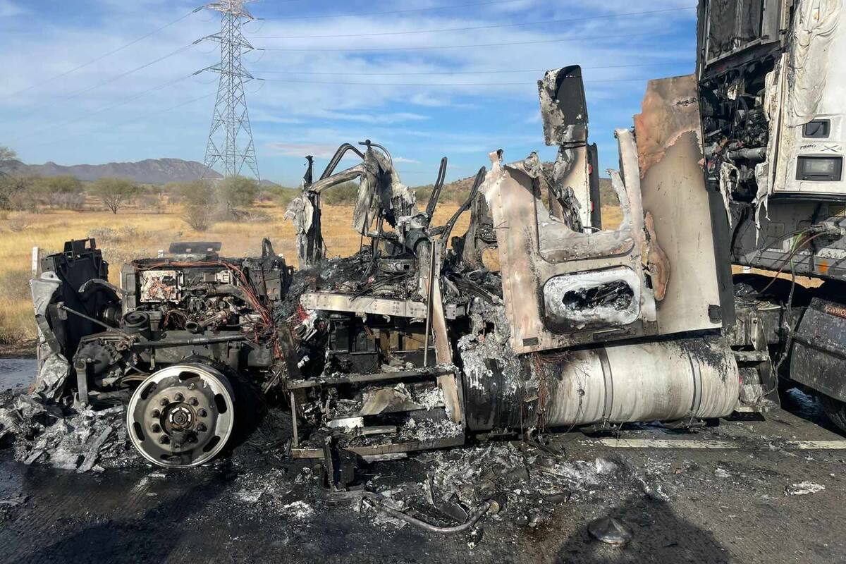Se incendia cabina de tráiler en tramo Hermosillo a Guaymas; iba hasta la CDMX