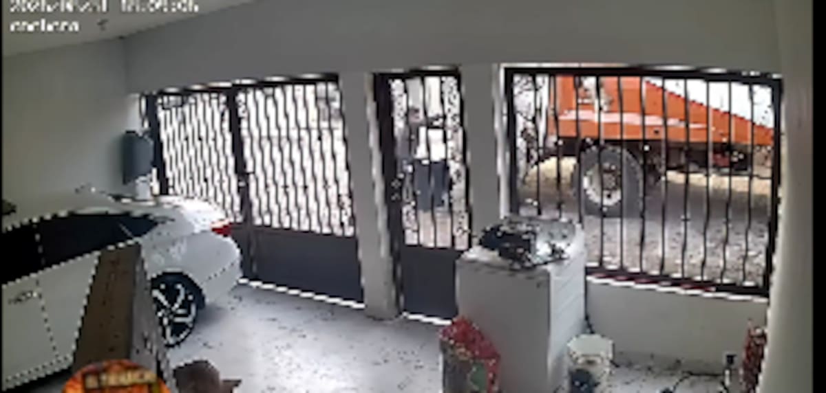 El trabajador de servicios del Ayuntamiento de Hermosillo fue golpeado por el mecanismo del camión luego de que terminara el proceso de triturar la basura recolectada.