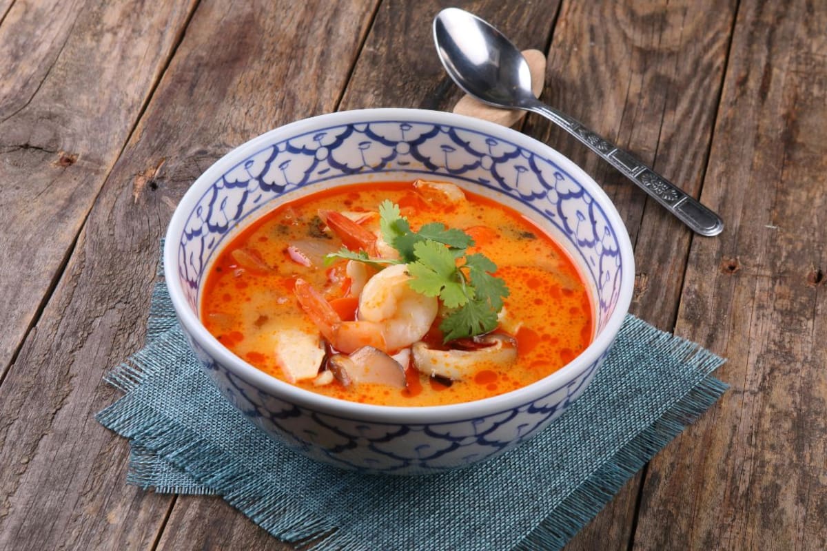 Caldo de camarón casero para Semana Santa 2026: receta sencilla y económica