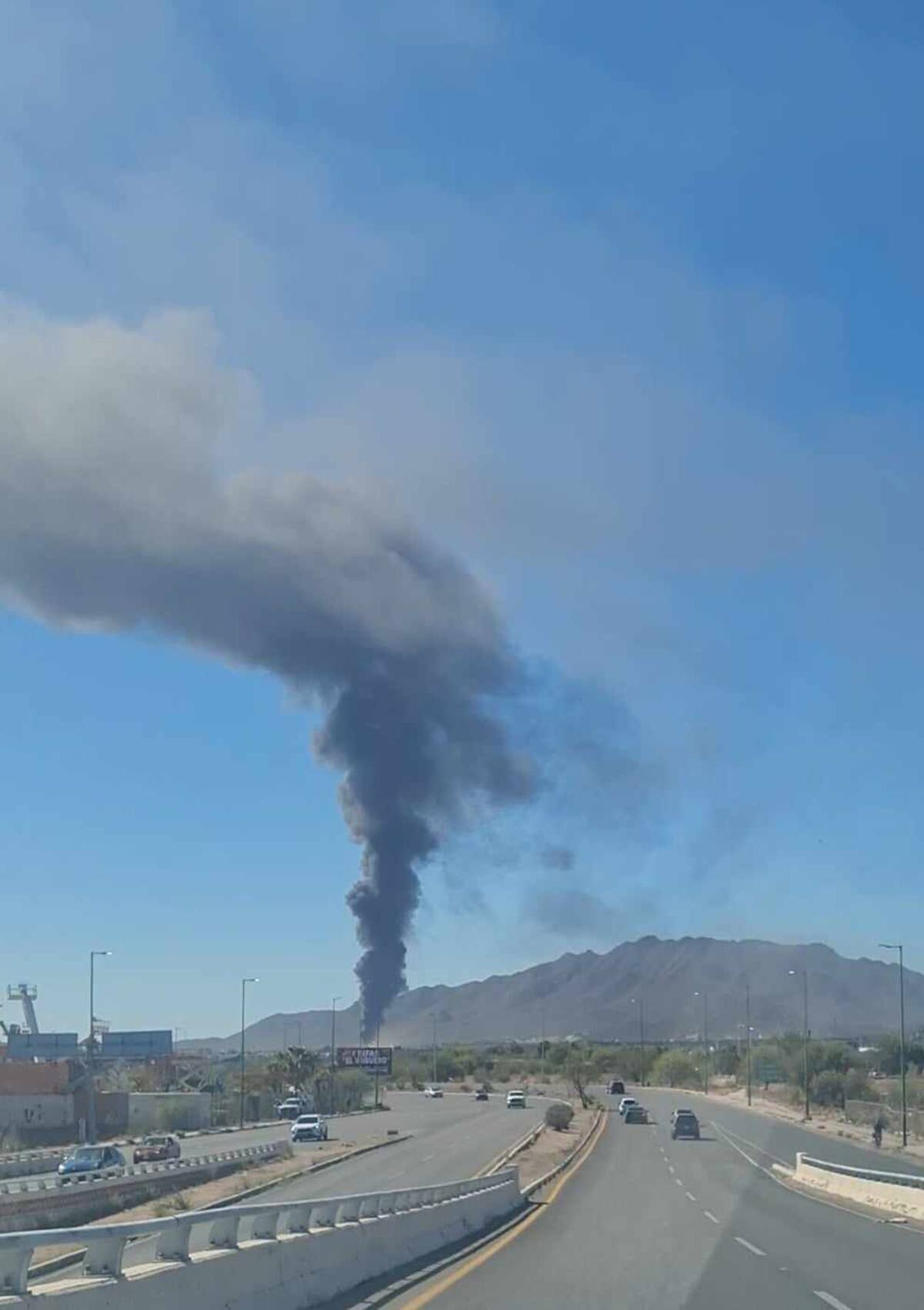 La densa columna de humo negro fue visible desde diferentes puntos de la ciudad. FOTO: Especial