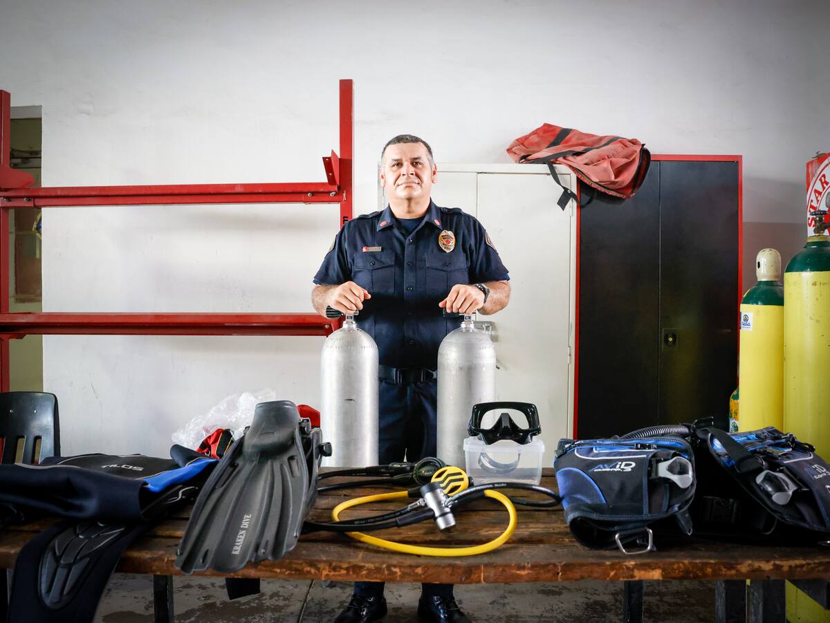 Buzo de Bomberos
Víctor Martínez, uno de los tres buzos del Cuerpo de Bomberos de Mexicali, realiza una inmersión en los canales del Valle en labores de búsqueda de personas desaparecidas. Las corrientes y la poca visibilidad hacen de cada operativo una intervención de alto riesgo. Foto: Juan J. Morales