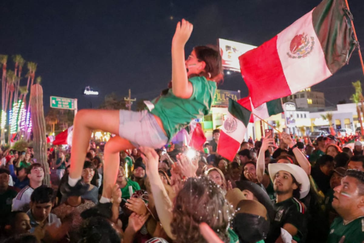 Mexicali estalla en festejos tras el triunfo de México; cientos celebran en el monumento Benito Juárez
