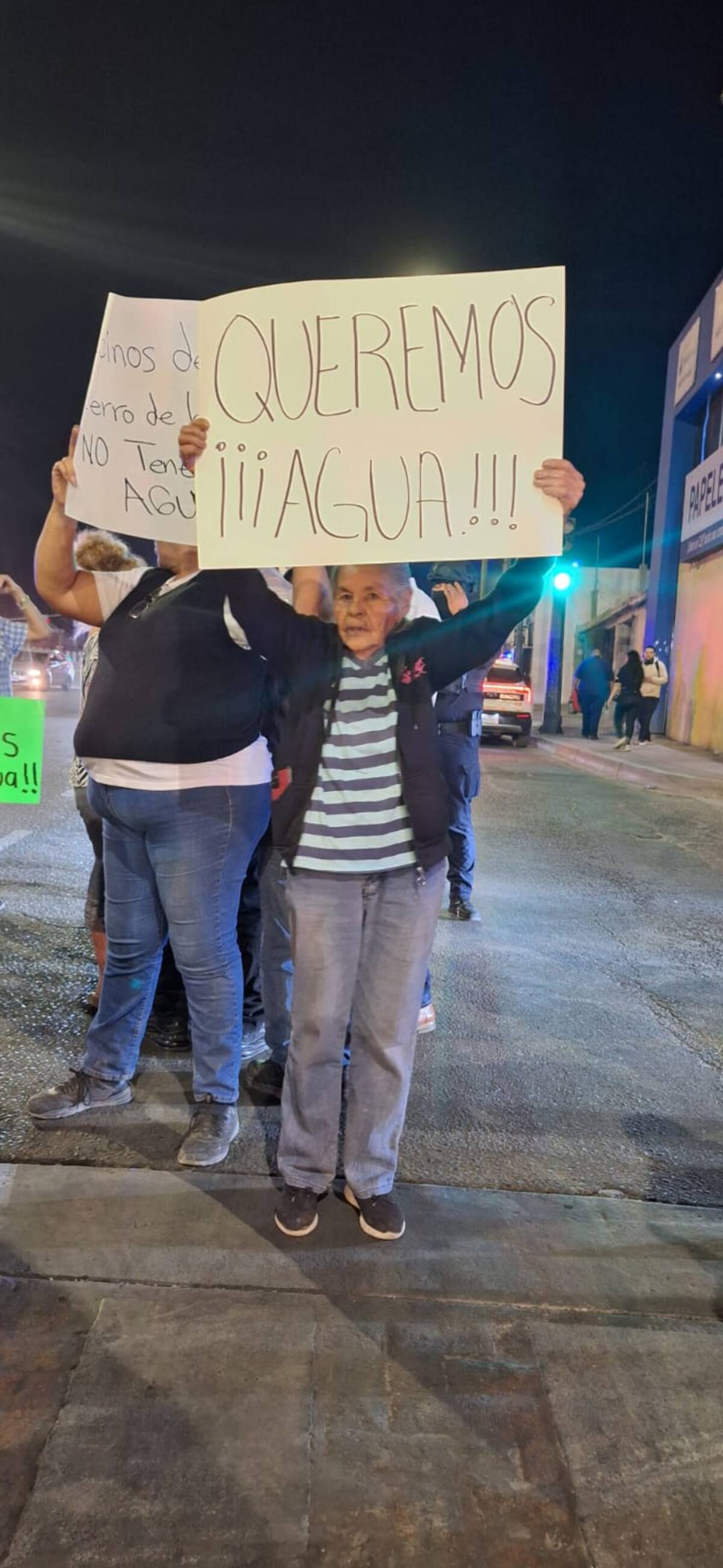 "¡Queremos Agua!" una vecina se manifiesta firme sobre el boulevard. / Imagen por Ximena Córdova.
