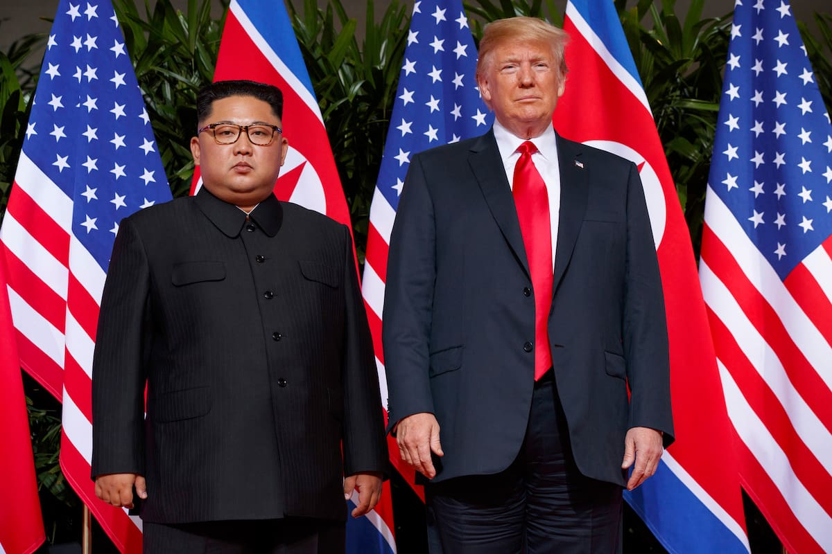 En esta imagen de archivo, tomada el 12 de junio de 2018, el presidente de Estados Unidos, Donald Trump (derecha), se reúne con el líder de Corea del Norte, Kim Jong Un, en una cumbre en la isla Sentosa, en Singapur. (AP Foto/Evan Vucci, archivo)