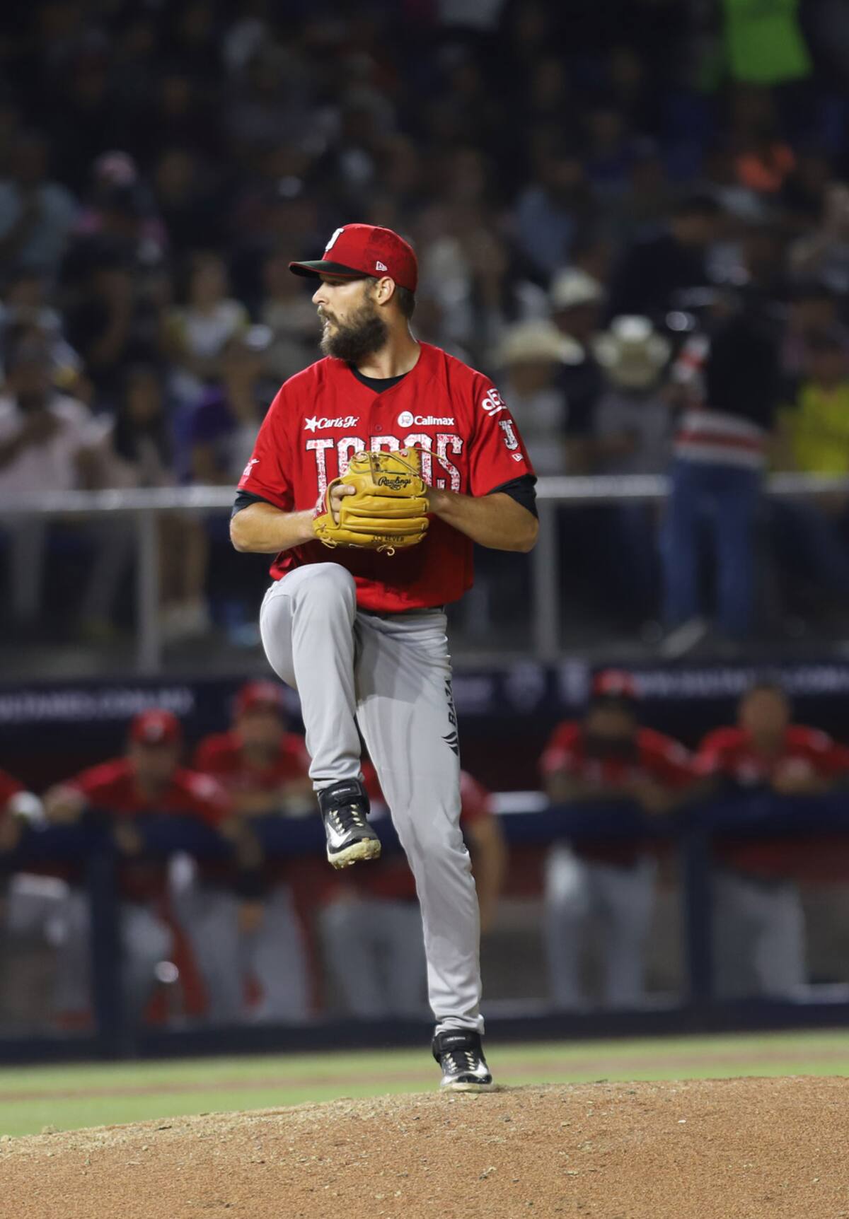 Matt Dermody perdió en tres entradas.