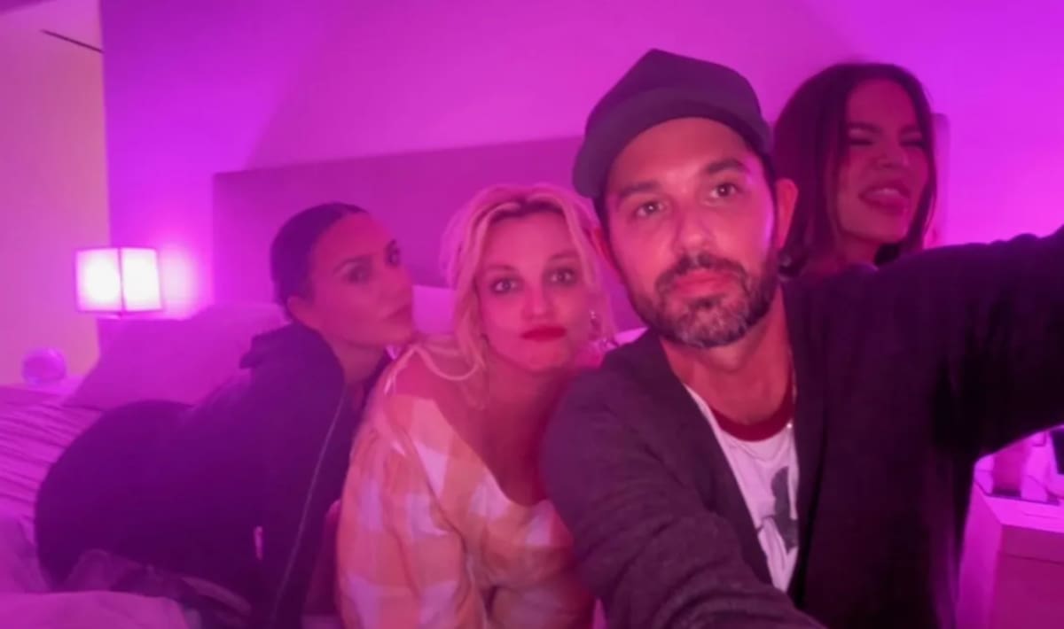 Kim Kardashian, Britney Spears, Cade Hudson y Khloé Kardashian.