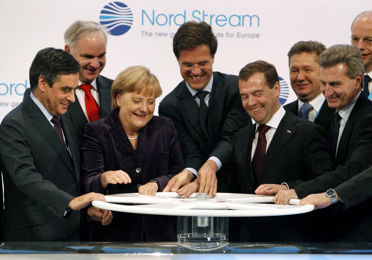El primer ministro francés, Francois Fillon, el director general de la empresa energética alemana E.on, Johannes Teyssen, la canciller alemana, Angela Merkel, el primer ministro holandés, Mark Rutte, el presidente ruso, Dmitry Medvedev, el director general de Gazprom, Alexej Miller, y el comisario de Energía de la UE, Guenther Oettinger, desde la izquierda, oficialmente. Inauguración del gasoducto Nord Stream en Lubmin, en el Mar Báltico, Alemania, el martes 8 de noviembre de 2011. El gasoducto de gas natural valorado en 7.400 millones de euros (10.200 millones de dólares) une directamente Europa occidental con las vastas reservas de gas de Siberia. (AP Photo/dapd, Jens Koehler)