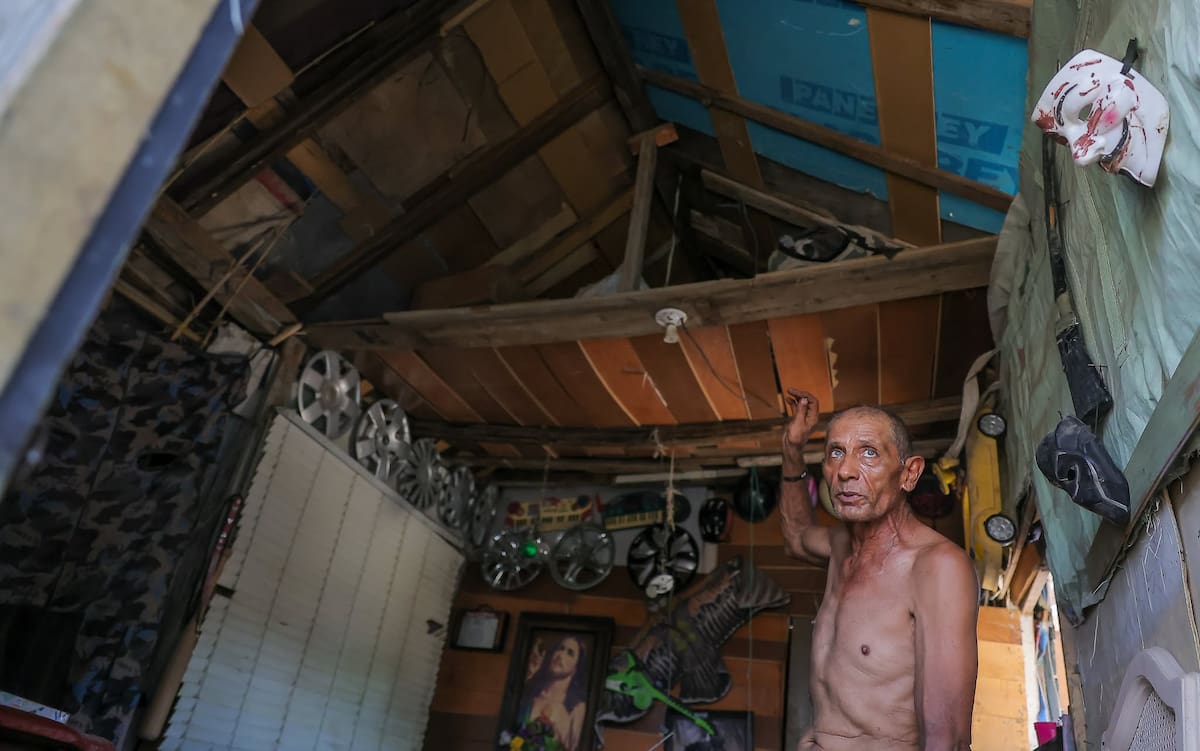 Joel Granados, de 61 años, vive solo en la invasión El Guayacán, donde cada lluvia pone en riesgo su vivienda construida con lonas y barrotes.