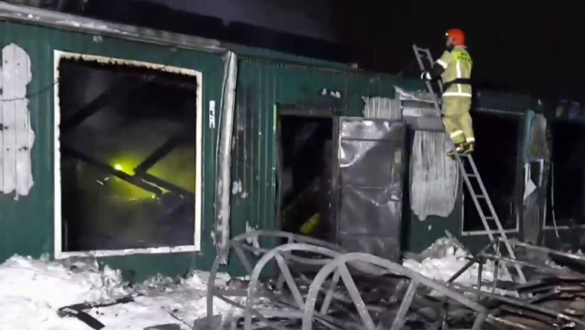 Kemerovo (Russian Federation), 24/12/2022.- A handout photo from video made available by by Press Service of the Ministry of the Russian Federation for Civil Defence, Emergencies and Elimination of Consequences of Natural Disasters, shows rescuers working at an illegal nursing home during a fire, in Kemerovo city, Russia, 24 December 2022. Emergencies ministry said that 22 people were killed in the fire. (Incendio, Rusia) EFE/EPA/RUSSIAN EMERGENCY MINISTRY PRESS SERVICE/HANDOUT MANDATORY CREDIT - EDITORIAL USE ONLY/NO SALES - BEST QUALITY AVAILABLE HANDOUT EDITORIAL USE ONLY/NO SALES