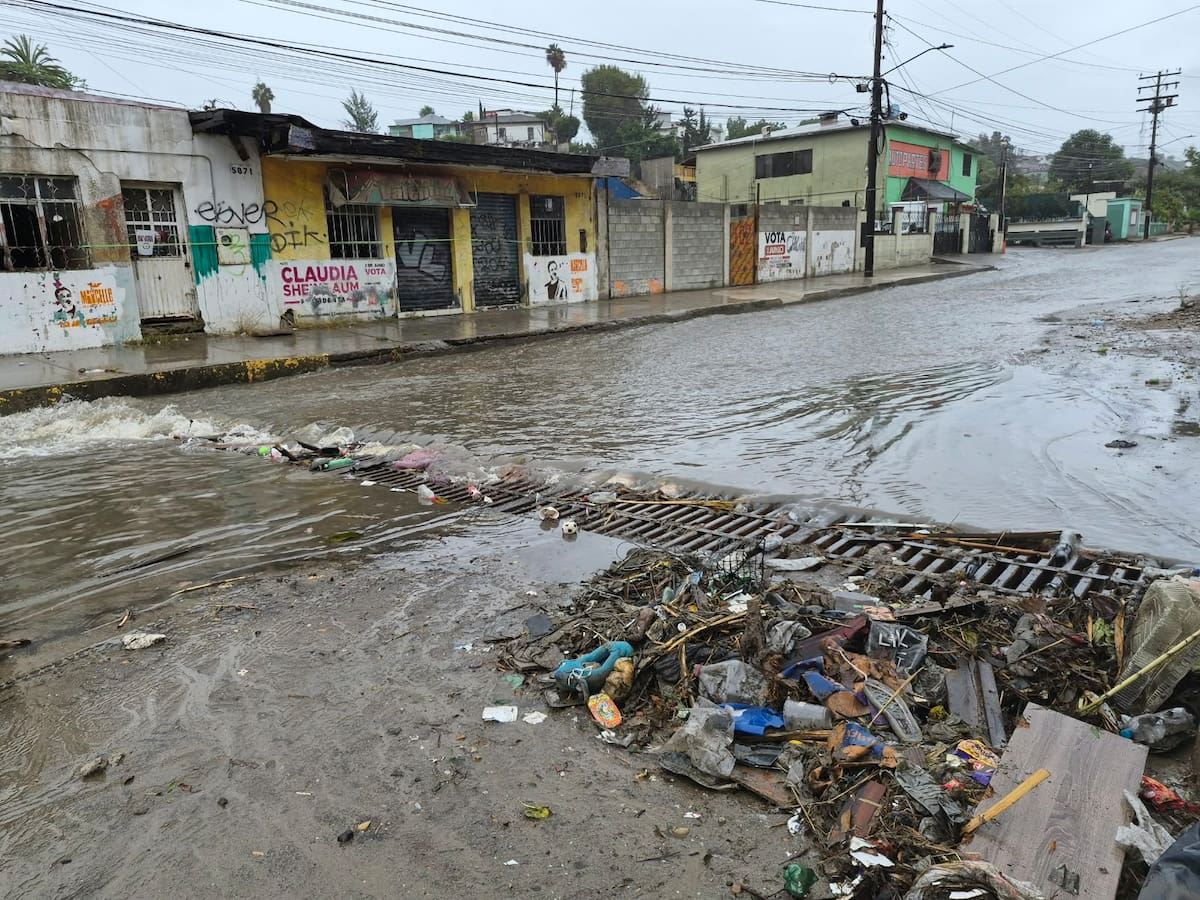 Calles de la colonia Obrera presentan inundaciones y acumulación de basura tras las lluvias de Rachel. Foto: Emmanuel Castañeda