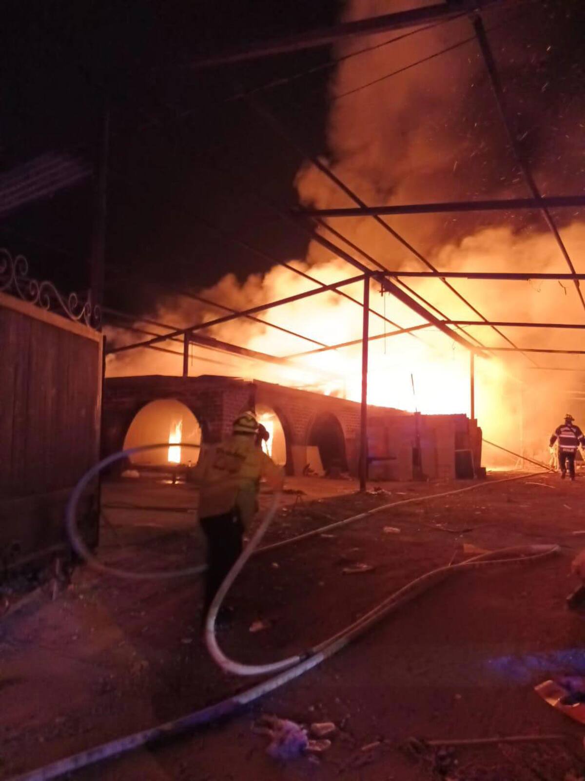 El local de aproximadamente 25X8 metros cuadrados quedó consumido por el fuego.