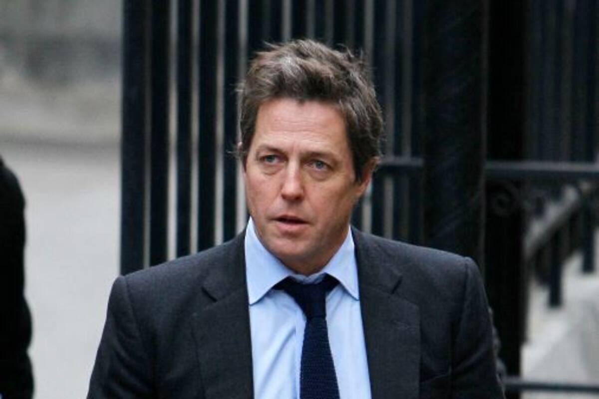 Hugh Grant empuja a mujer que se encontraba grabando