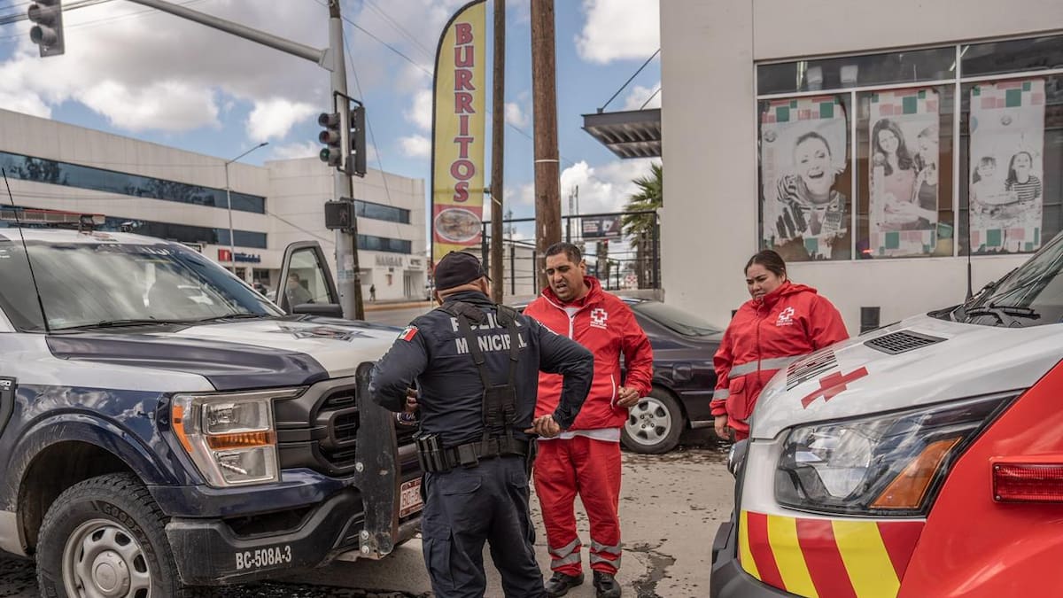 Choque entre vehículo particular y patrulla en la colonia Aeropuerto deja daños materiales