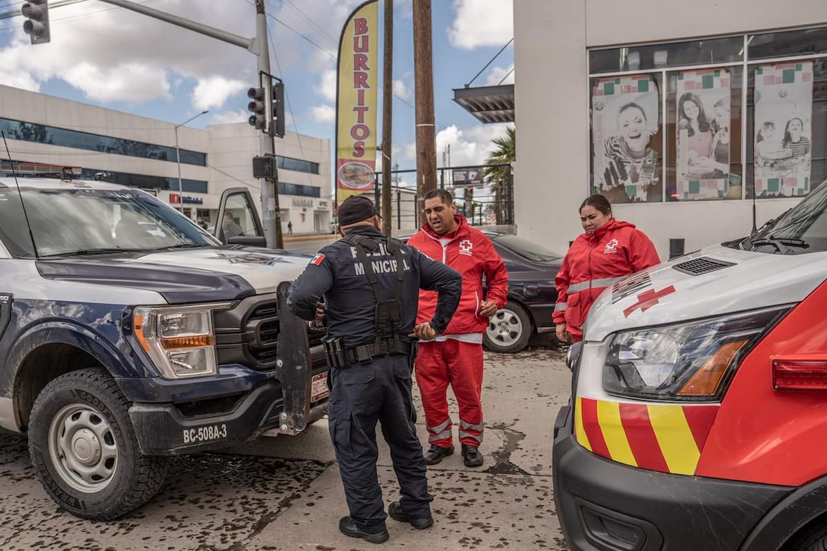 Choque entre vehículo particular y patrulla en la colonia Aeropuerto deja daños materiales