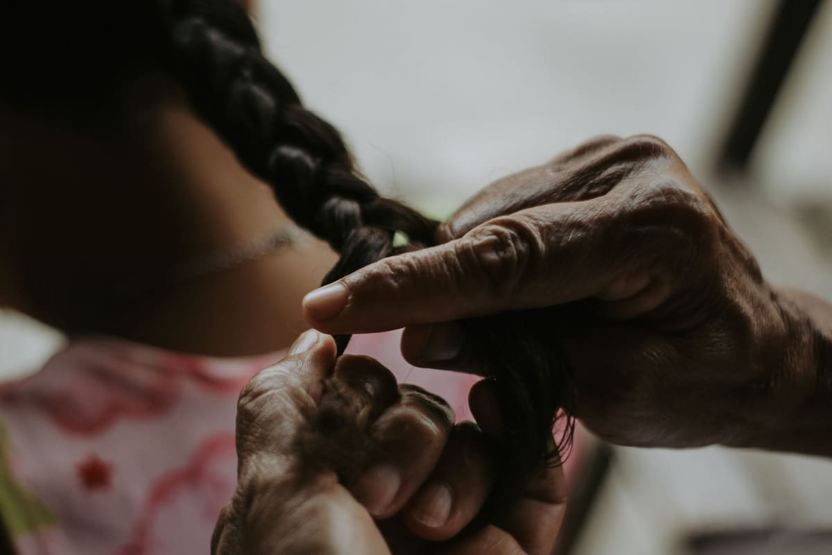 El truco de la trenza húmeda para ondas naturales sin calor