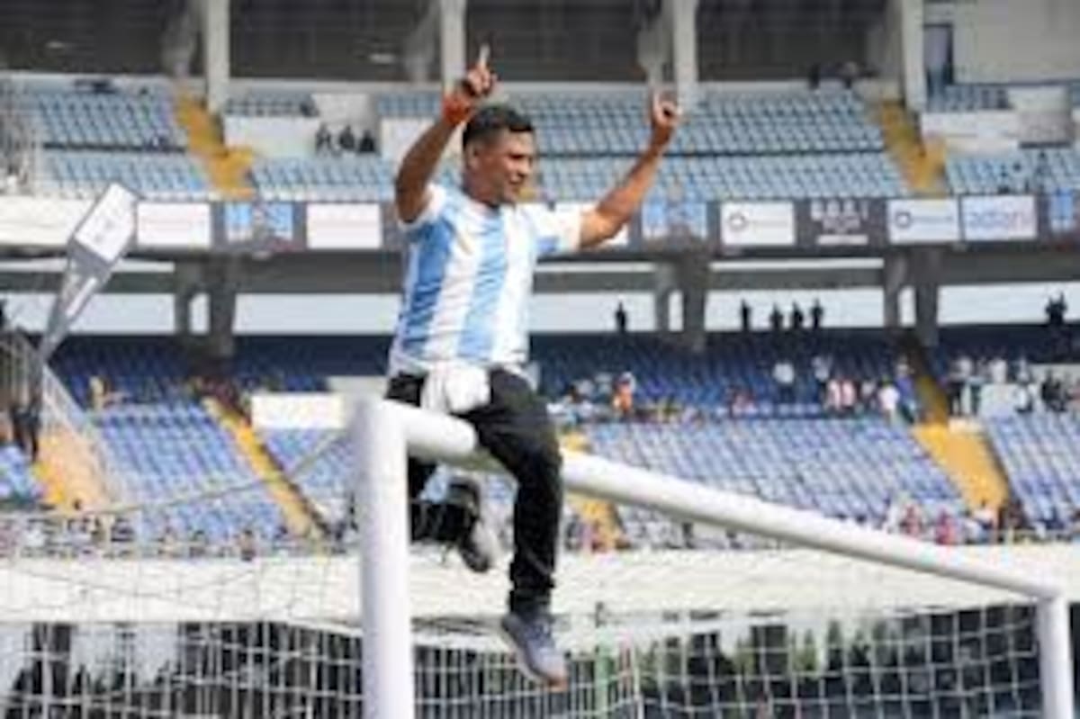 Seguidor de Lionel Messi invade la cancha y trepa la portería del estadio de Calcuta en la India. | Especial
