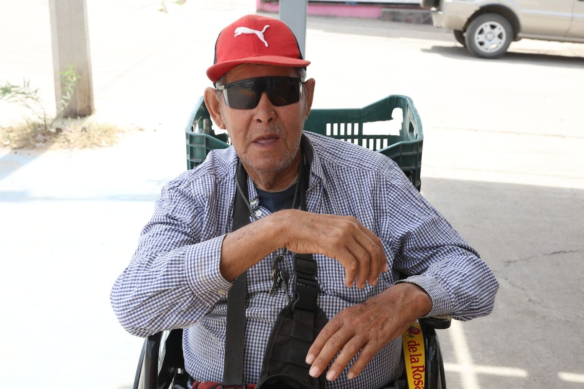 Lino Rodríguez ofrece dulces en venta para poder cubrir sus gastos