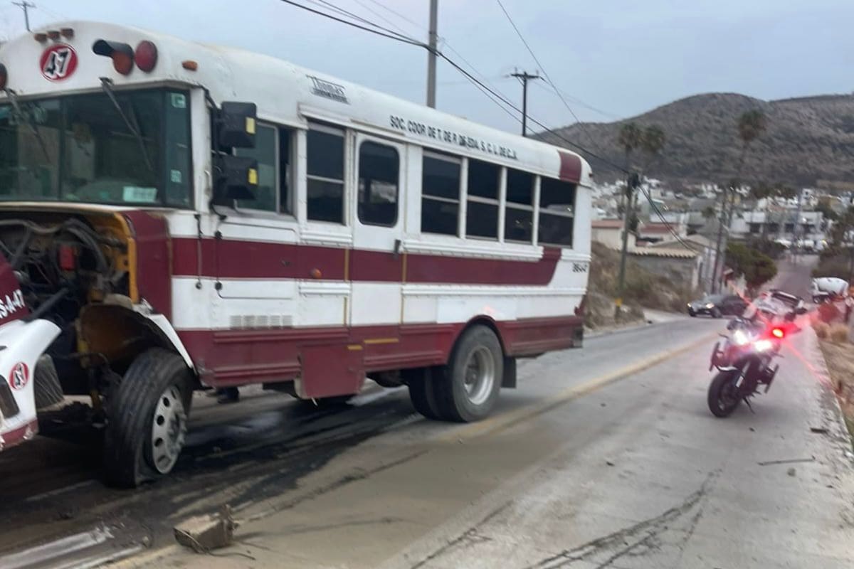 Choque entre automóvil y camión en Ensenada deja tres jóvenes en estado grave