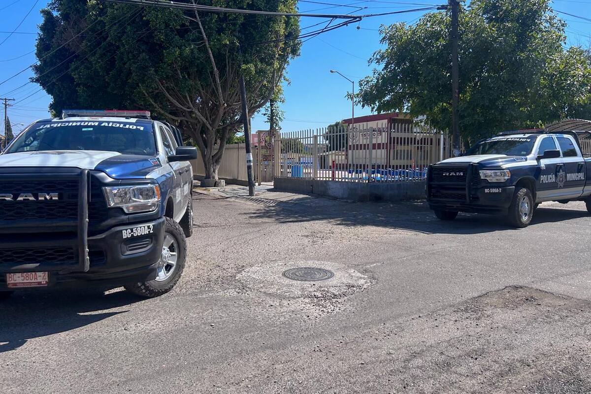 Detienen a un hombre en el techo de la Secundaria No. 59