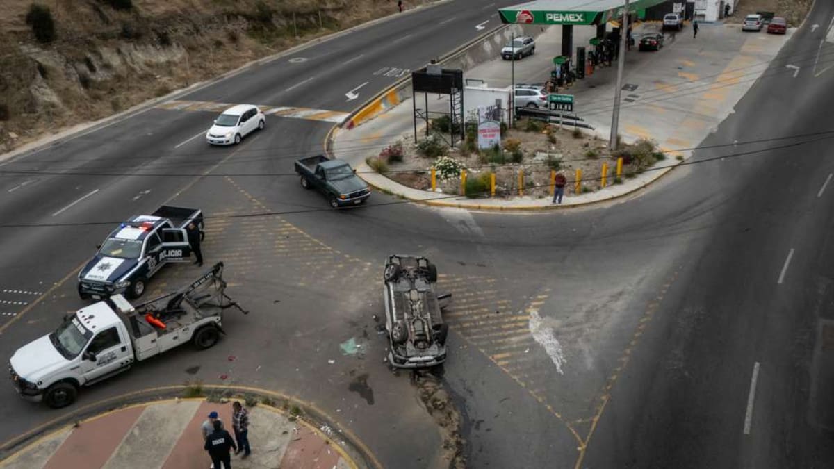 Un automóvil terminó volcado la mañana de este sábado sobre el bulevar Fundadores, presuntamente tras una invasión de carril. El conductor, de aproximadamente 25 años, resultó ileso pese a lo aparatoso del accidente. Foto: Border Zoom.