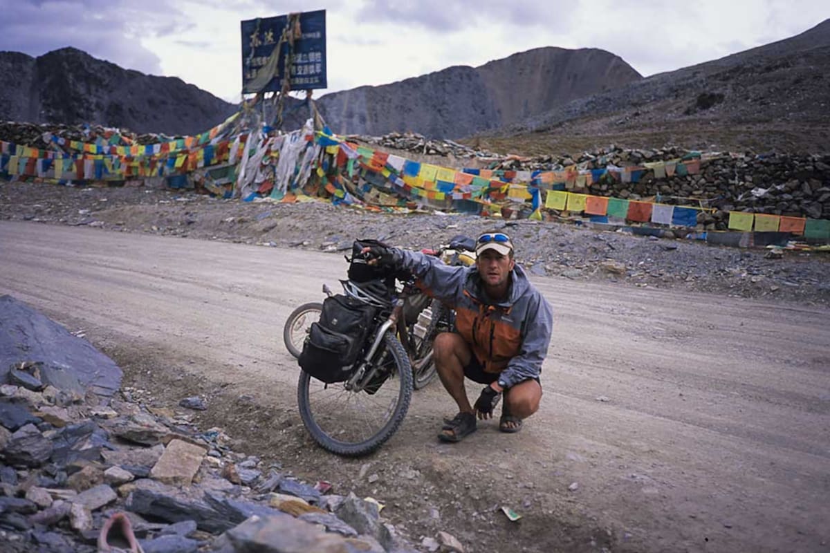 Un hombre recorrió 74 mil 842 kilómetros dando la vuelta al mundo sin motores ni velas durante 13 años tras recorrer cinco continentes, cruzar océanos y sobrevivir a un ataque de cocodrilo