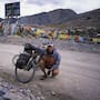 Un hombre recorrió 74 mil 842 kilómetros dando la vuelta al mundo sin motores ni velas durante 13 años tras recorrer cinco continentes, cruzar océanos y sobrevivir a un ataque de cocodrilo