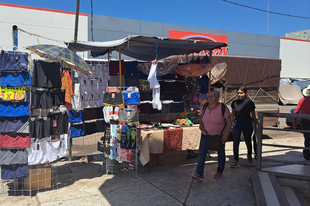 Esperan comerciantes ambulantes cambio de clima para mejorar ventas