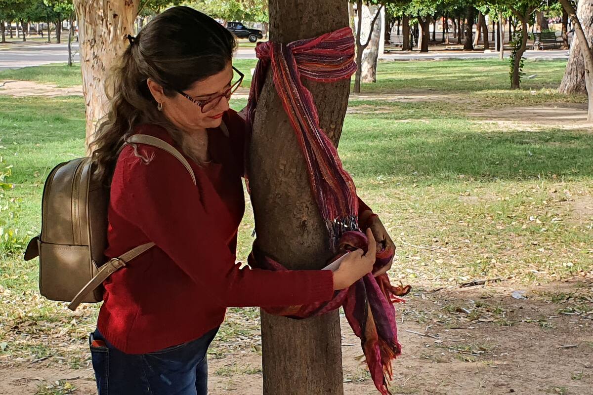 Pide colocar bufandas en los árboles y dejar mensajes de apoyo