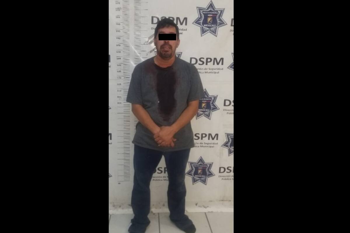 Graban a hombre atacando a familia con trapeador; es detenido