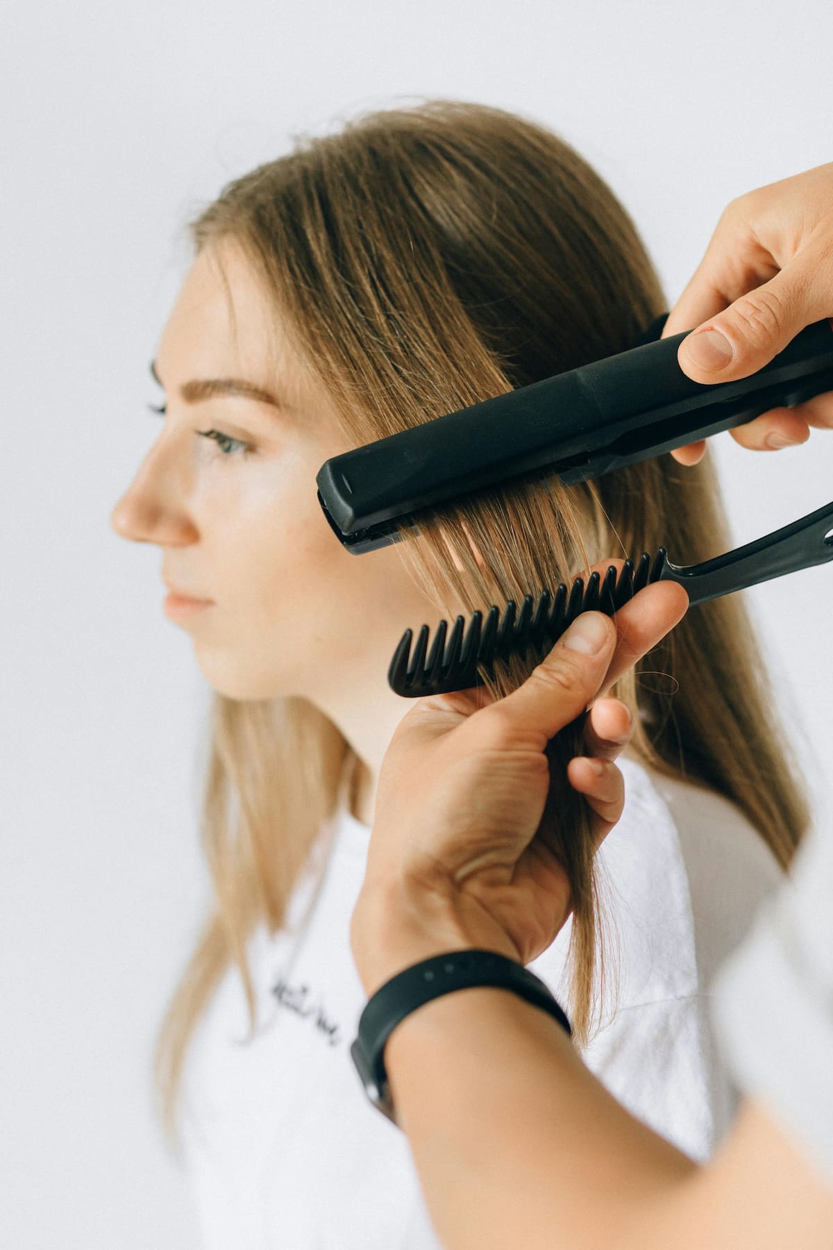 Cómo alisar el cabello con plancha y pañuelo sin maltratarlo | Foto: pexels