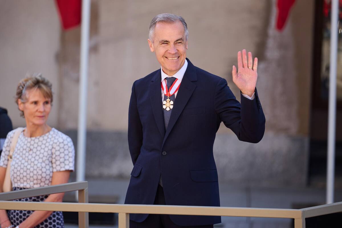 El primer ministro canadiense, Mark Carney, y su esposa, Diana Fox Carney, saludan en el edificio del Senado en Ottawa, Canadá. | Crédito: EFE/ERIC REID
//////////
OTTAWA (Canada), 27/05/2025.- Canadian Prime Minister Mark Carney and his wife Diana Fox Carney wave at the Senate Building in Ottawa, Canada, 27 May 2025. King Charles has been invited by Prime Minister Carney to formally open Canada's 45th parliament. (Reino Unido) EFE/EPA/ERIC REID