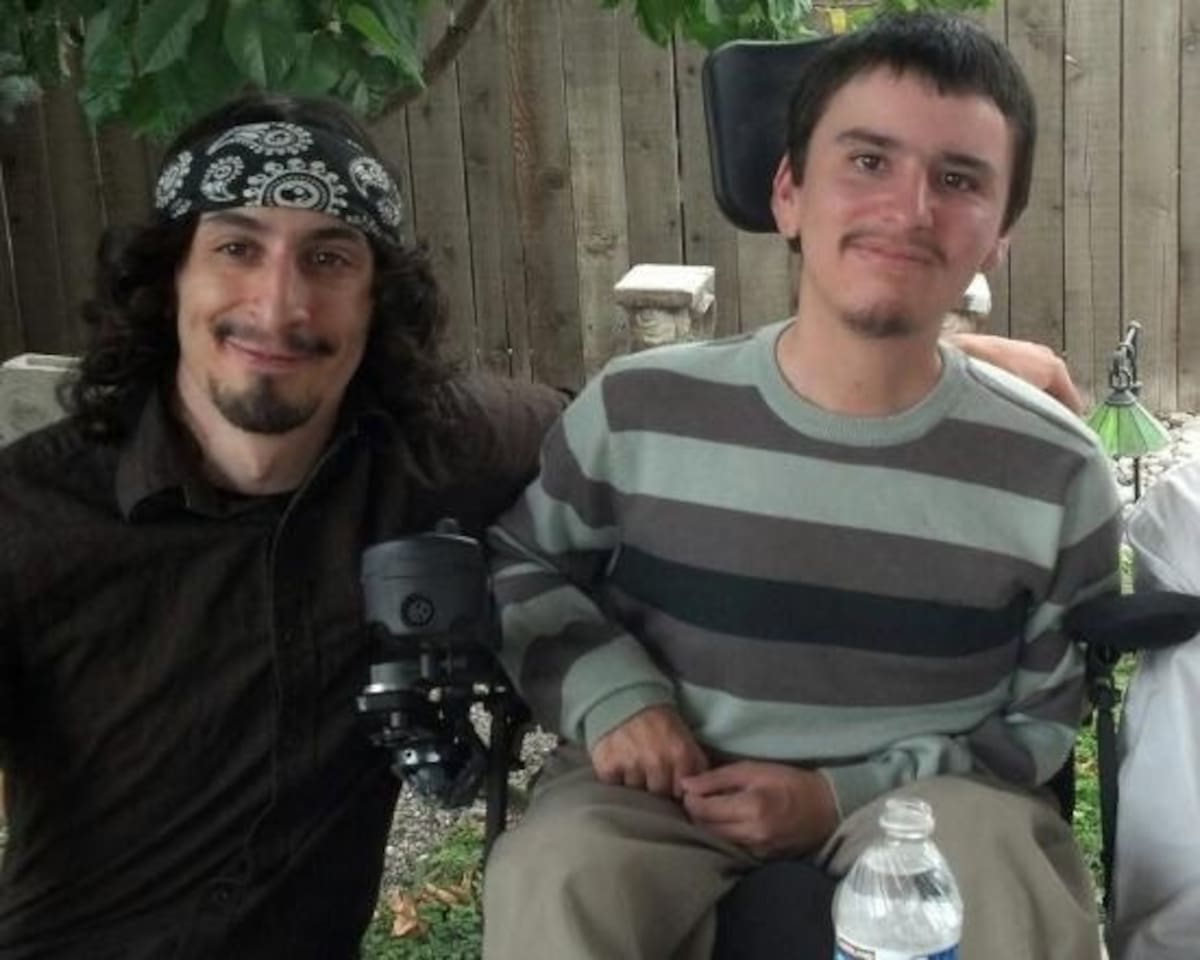 Jordan Salinas (izquierda) junto a su hermano, Michael, en una fotografía sin fecha. Salinas fue elogiado por disparar contra el atacante armado de In-N-Out.