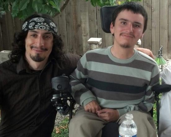 Jordan Salinas (izquierda) junto a su hermano, Michael, en una fotografía sin fecha. Salinas fue elogiado por disparar contra el atacante armado de In-N-Out.